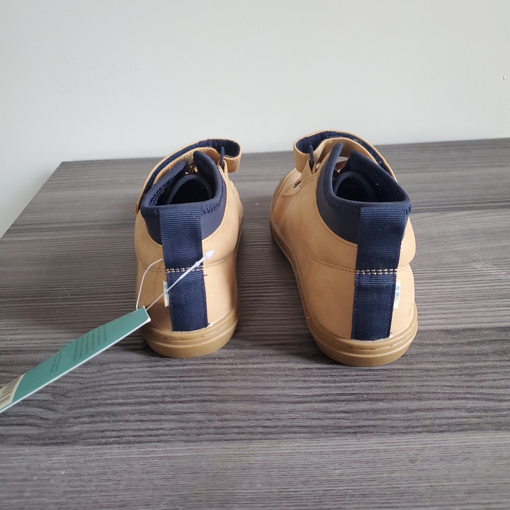TOMS Kids Sneakers in Tan and Navy - Picture 3 of 5
